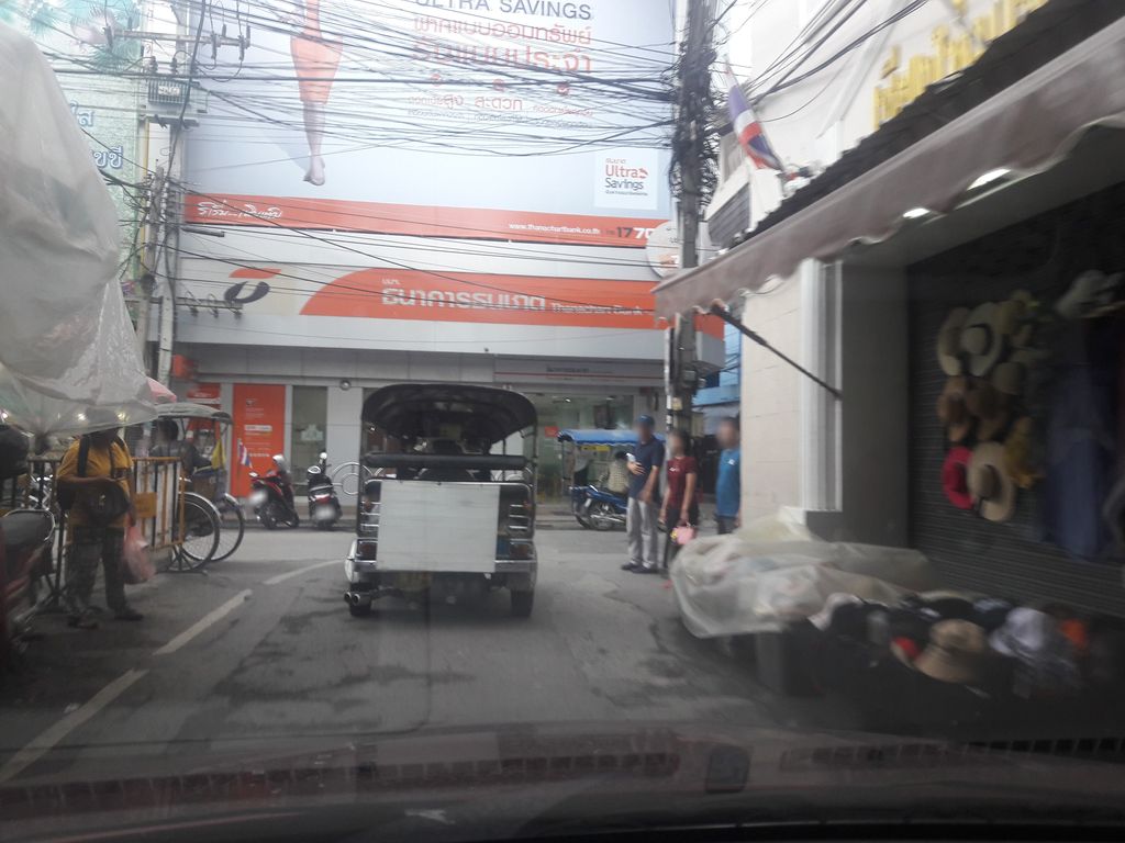 ภาพถนนตรงที่ ร้านทองย่งฮงล้ง ตั้งอยู่ ถ่ายโดย ratchaphat พ.ศ. 2561 (2018) · A street-level view of where ร้านทองย่งฮงล้ง · Ran Thong Yonghong Long stands, by ratchaphat in 2561 (2018)