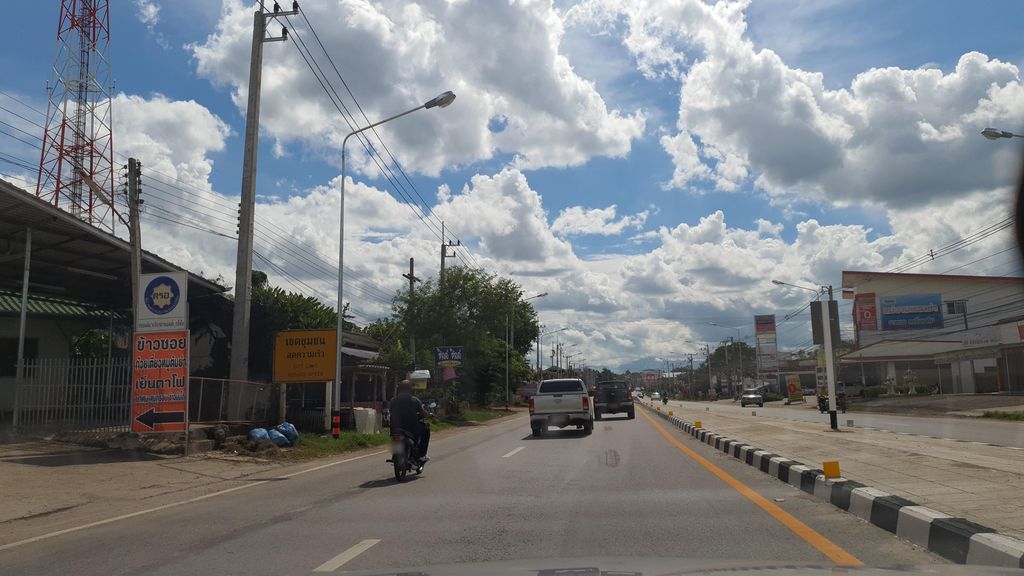 ภาพถนนตรงที่ ร้านข้าวซอย แม่พิกุล ตั้งอยู่ ถ่ายโดย jrcarlsen พ.ศ. 2564 (2021) · A street-level view of where ร้านข้าวซอย แม่พิกุล · Ran Khao Soi Mae Phikun stands, by jrcarlsen in 2564 (2021)
