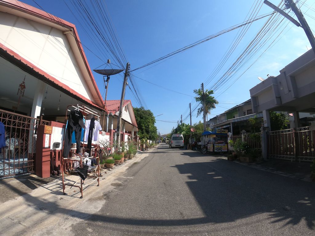 ภาพถนนตรงที่ ลูกชิ้นทอด สังคม - รสล้านนา ตั้งอยู่ ถ่ายโดย chanuwath_grab พ.ศ. 2562 (2019) · A street-level view of where ลูกชิ้นทอด สังคม - รสล้านนา · Lukchinthot Sangkhom - Rotlanna stands, by chanuwath_grab in 2562 (2019)