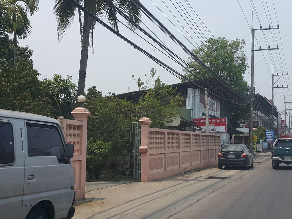 ภาพถนนตรงที่ Amory Clinic ตั้งอยู่ ถ่ายโดย jrcarlsen พ.ศ. 2559 (2016) · A street-level view of where Amory Clinic stands, by jrcarlsen in 2559 (2016)