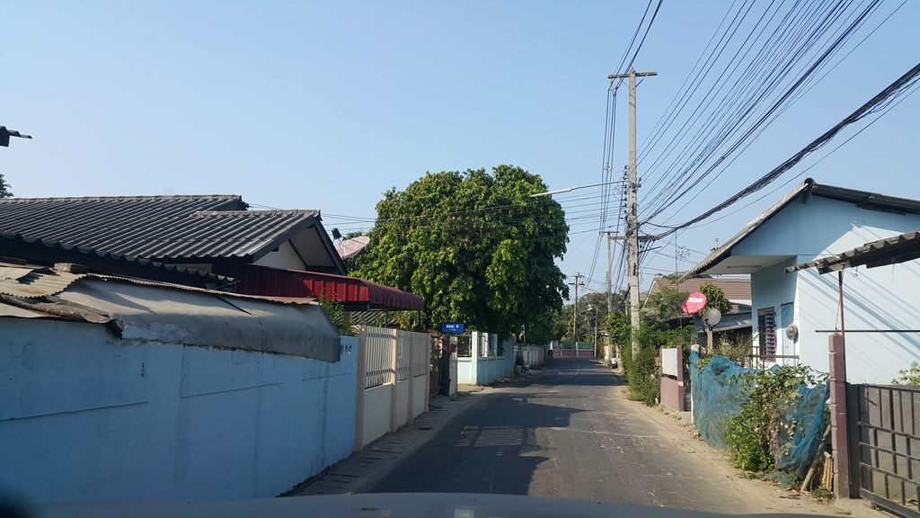 ภาพถนนตรงที่ บ้านดื่มดี ตั้งอยู่ ถ่ายโดย jrcarlsen พ.ศ. 2560 (2017) · A street-level view of where บ้านดื่มดี · Ban Duem Di stands, by jrcarlsen in 2560 (2017)