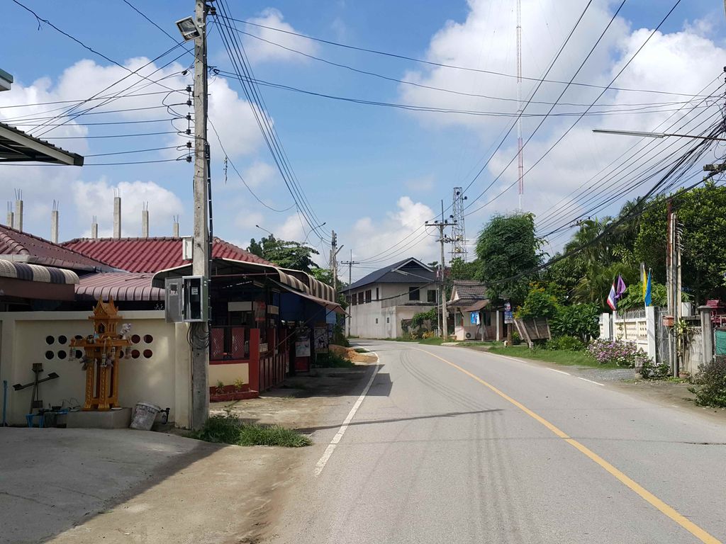ภาพถนนตรงที่ HOP chafe' สาขาปูคา สันกำแพง ตั้งอยู่ ถ่ายโดย jrcarlsen พ.ศ. 2558 (2015) · A street-level view of where HOP chafe' สาขาปูคา สันกำแพง stands, by jrcarlsen in 2558 (2015)