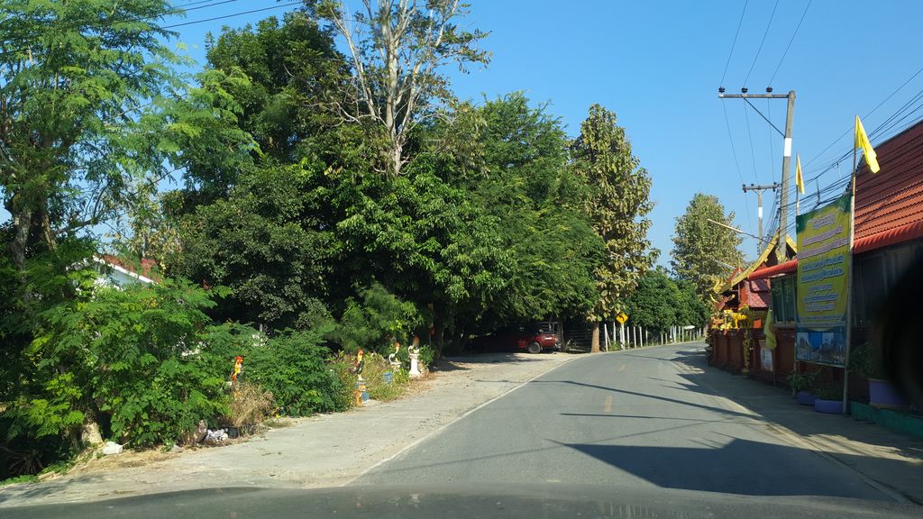 ภาพถนนตรงที่ ลานทรายฝายหิน ตั้งอยู่ ถ่ายโดย jrcarlsen พ.ศ. 2562 (2019) · A street-level view of where ลานทรายฝายหิน · Lan Sai Faihin stands, by jrcarlsen in 2562 (2019)