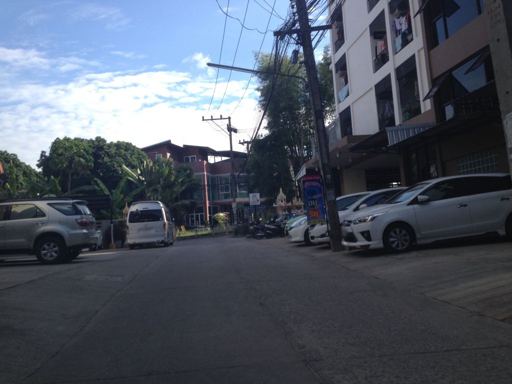 ภาพถนนตรงที่ Sakthong Mansion - สักทองแมนชั่น ตั้งอยู่ ถ่ายโดย jimwatana พ.ศ. 2558 (2015) · A street-level view of where Sakthong Mansion - สักทองแมนชั่น stands, by jimwatana in 2558 (2015)