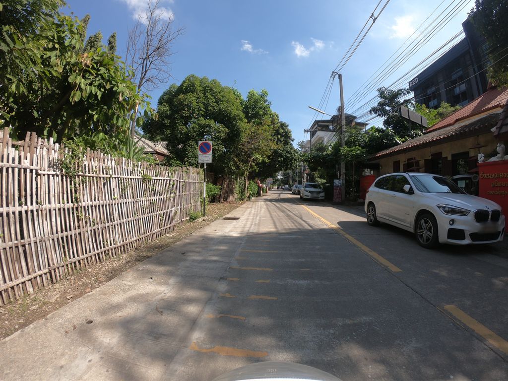 ภาพถนนตรงที่ พระตำหนักปางตอง แม่ฮ่องสอน ตั้งอยู่ ถ่ายโดย chanuwath_grab พ.ศ. 2562 (2019) · A street-level view of where พระตำหนักปางตอง แม่ฮ่องสอน · Phra Tamnak Pang Tong Mae Hong Son stands, by chanuwath_grab in 2562 (2019)