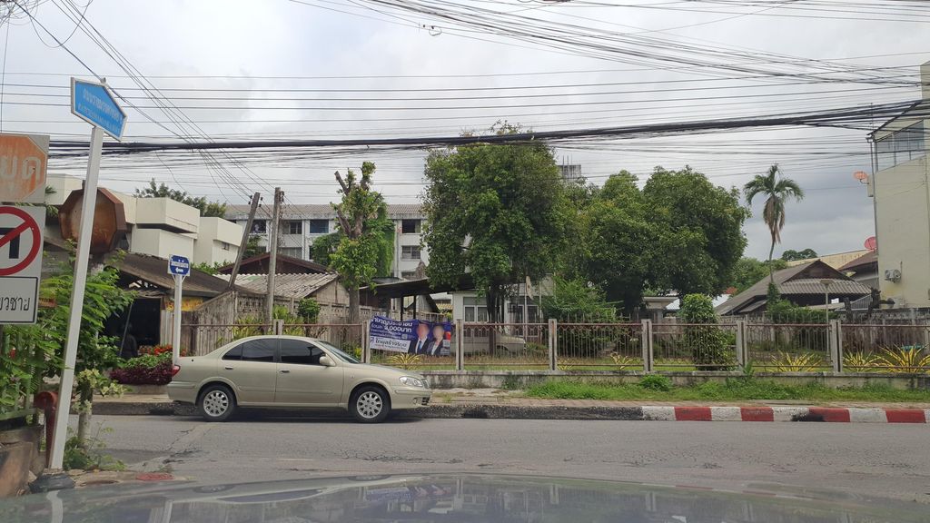 ภาพถนนตรงที่ ร้านอาหารอีสานตำรับลาว ตั้งอยู่ ถ่ายโดย jrcarlsen พ.ศ. 2565 (2022) · A street-level view of where ร้านอาหารอีสานตำรับลาว · Isan Tamrap Lao Restaurant stands, by jrcarlsen in 2565 (2022)