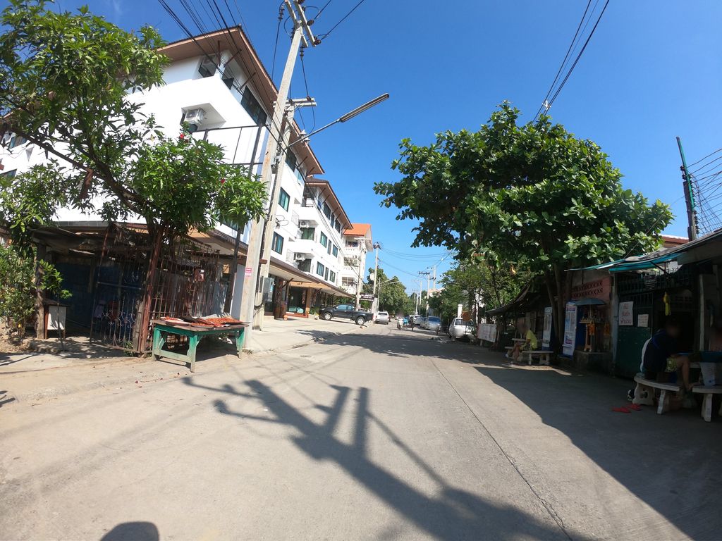 ภาพถนนตรงที่ ร้านสามพี่น้อง ลูกชิ้นไส้กรอก อาหารแช่แข็ง ตั้งอยู่ ถ่ายโดย chanuwath_grab พ.ศ. 2562 (2019) · A street-level view of where ร้านสามพี่น้อง ลูกชิ้นไส้กรอก อาหารแช่แข็ง · Ran Samphinong Lukchin Saikarok Ahanchaekhaeng stands, by chanuwath_grab in 2562 (2019)