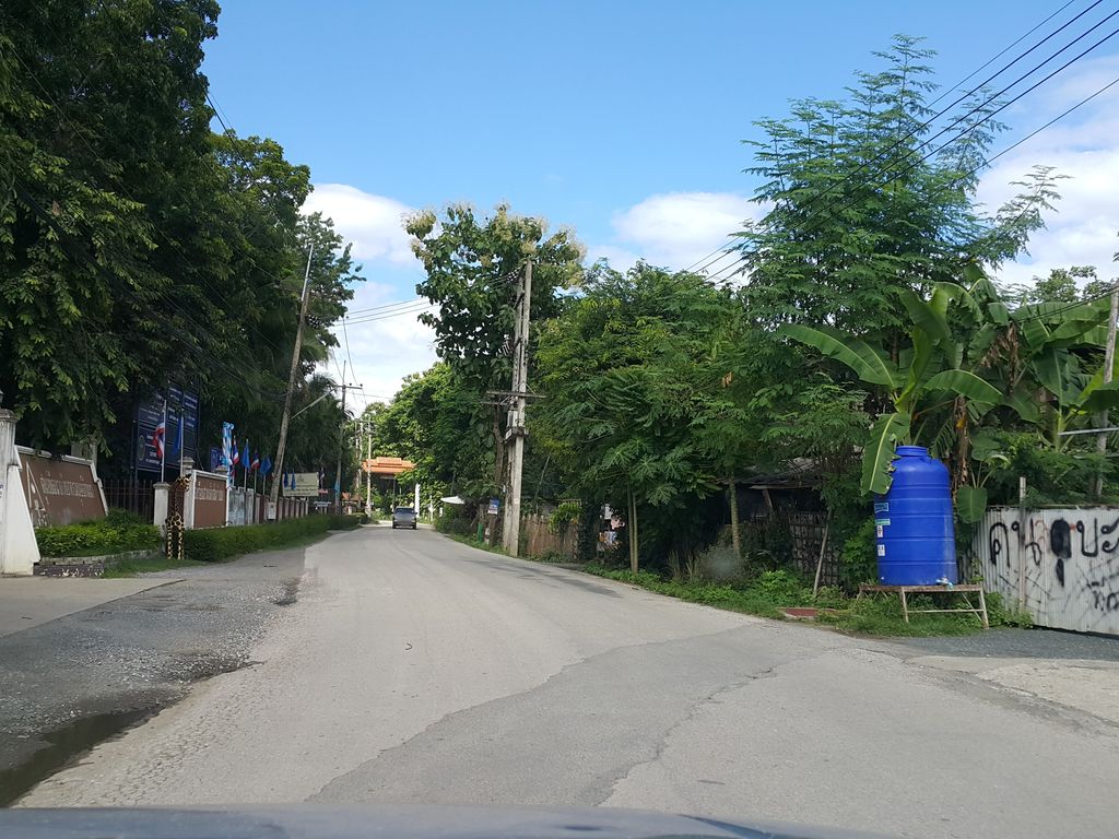 ภาพถนนตรงที่ ศูนย์พัฒนาทรัพยากรมนุษย์ล้านนา ตั้งอยู่ ถ่ายโดย jrcarlsen พ.ศ. 2558 (2015) · A street-level view of where ศูนย์พัฒนาทรัพยากรมนุษย์ล้านนา · Phatthana Sapyak Manut Lanna Centre stands, by jrcarlsen in 2558 (2015)