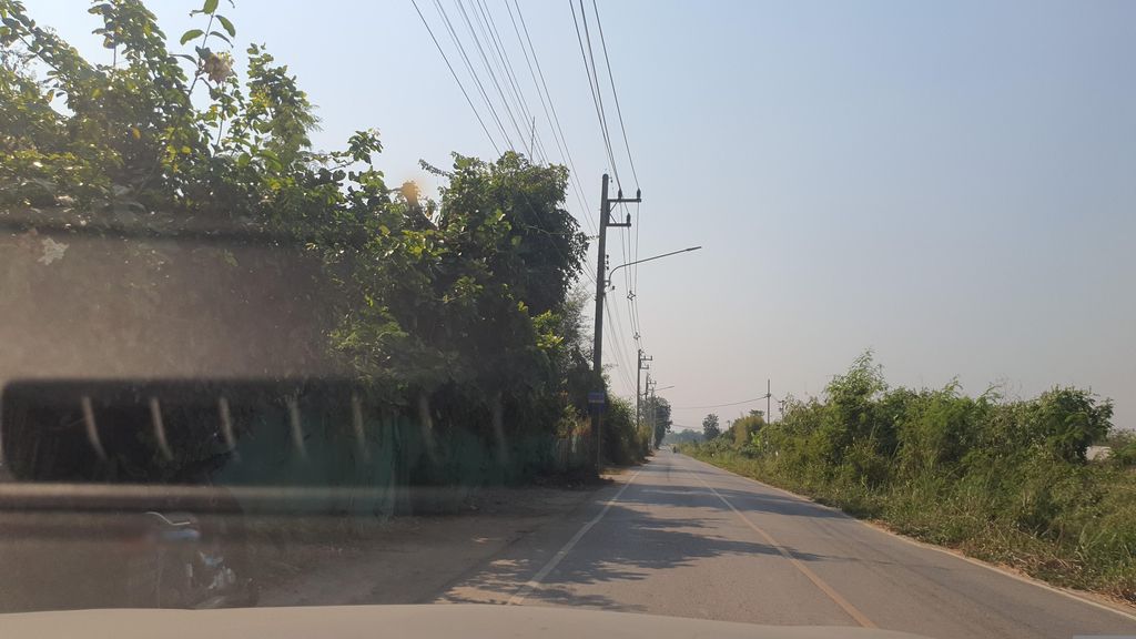 ภาพถนนตรงที่ ครัวลุงมาคอยฟิชชิ่ง ตั้งอยู่ ถ่ายโดย jrcarlsen พ.ศ. 2566 (2023) · A street-level view of where ครัวลุงมาคอยฟิชชิ่ง · Khrua Lung Ma Khoi Fishing stands, by jrcarlsen in 2566 (2023)