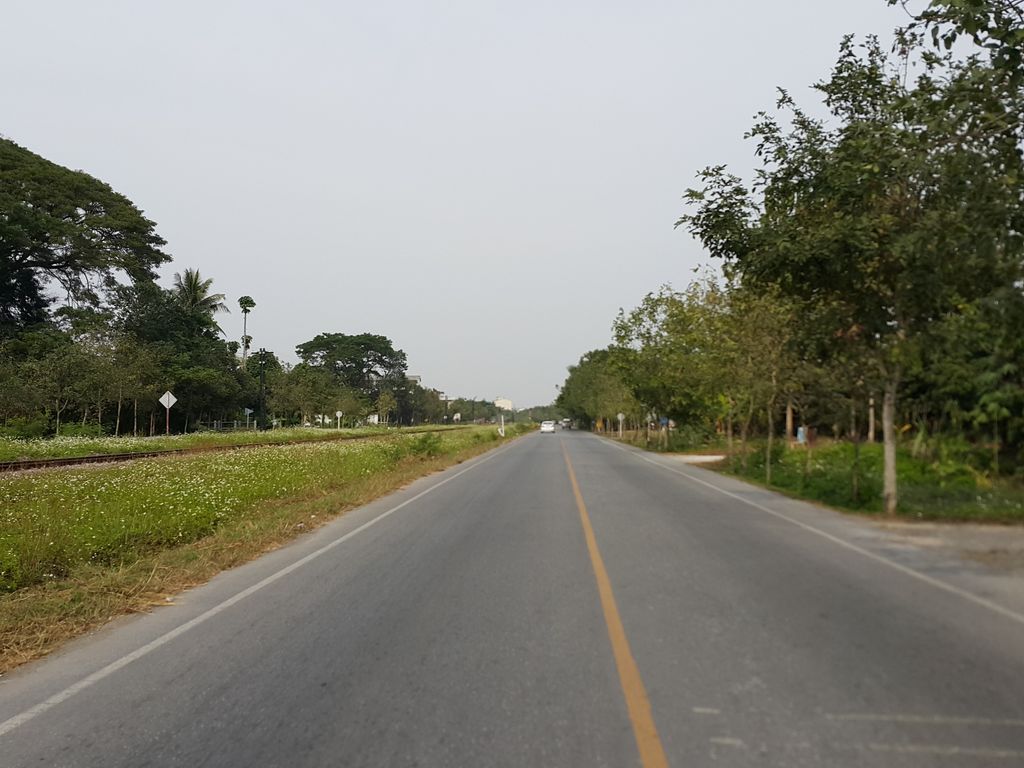 ภาพถนนตรงที่ ทองสี สแตนเลส ตั้งอยู่ ถ่ายโดย jrcarlsen พ.ศ. 2557 (2014) · A street-level view of where ทองสี สแตนเลส · Thong Si Sataenlet stands, by jrcarlsen in 2557 (2014)