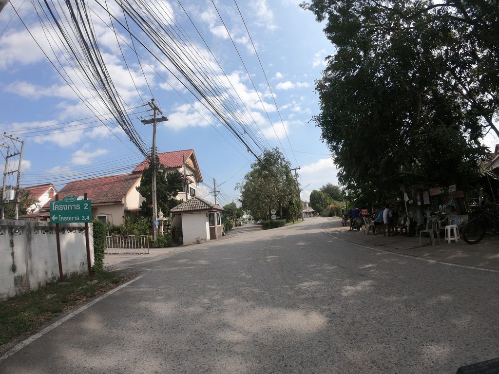 ภาพถนนตรงที่ Aromdee Cocoa Milk Tea ตั้งอยู่ ถ่ายโดย chanuwath_grab พ.ศ. 2562 (2019) · A street-level view of where Aromdee Cocoa Milk Tea stands, by chanuwath_grab in 2562 (2019)