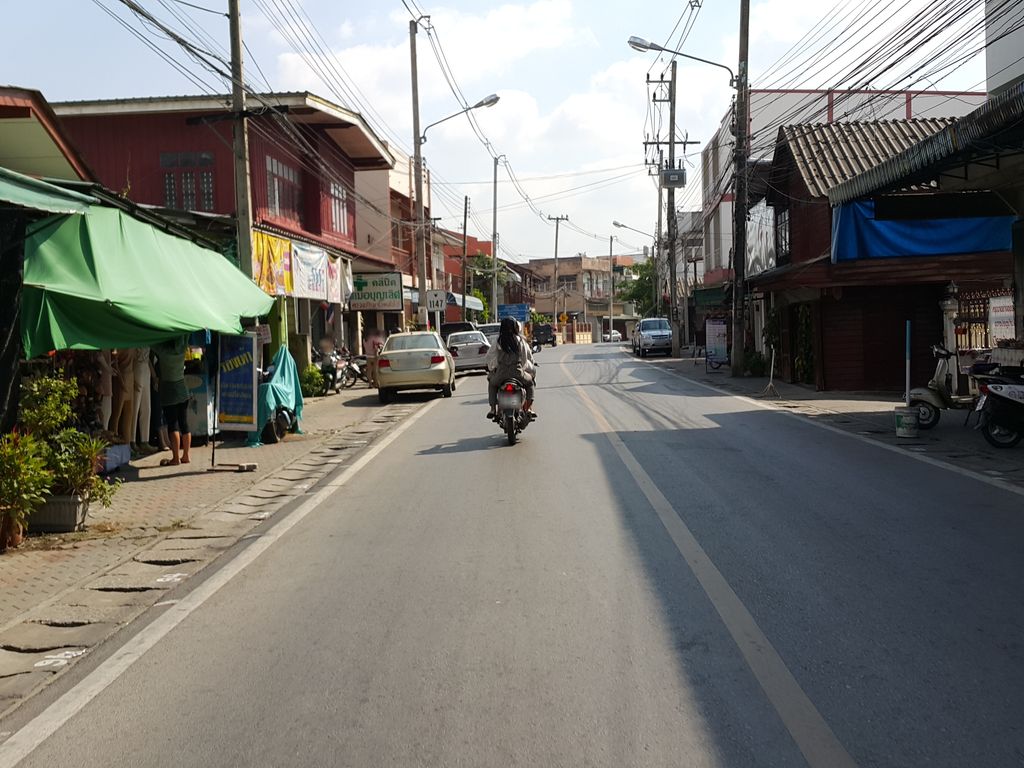 ภาพถนนตรงที่ หมอภิญสหคลินิก ทันตกรรมและเวชกรรม (ทันตกรรมสันกำแพง) ตั้งอยู่ ถ่ายโดย jrcarlsen พ.ศ. 2557 (2014) · A street-level view of where หมอภิญสหคลินิก ทันตกรรมและเวชกรรม (ทันตกรรมสันกำแพง) · Mophin Sahakhlinik Thantakrarom Lae Wetkrarom (thantakrarom San Kamphaeng) stands, by jrcarlsen in 2557 (2014)