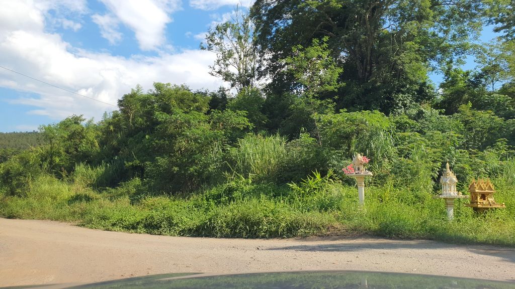 ภาพถนนตรงที่ Pong Horse Park ตั้งอยู่ ถ่ายโดย jrcarlsen พ.ศ. 2564 (2021) · A street-level view of where Pong Horse Park stands, by jrcarlsen in 2564 (2021)