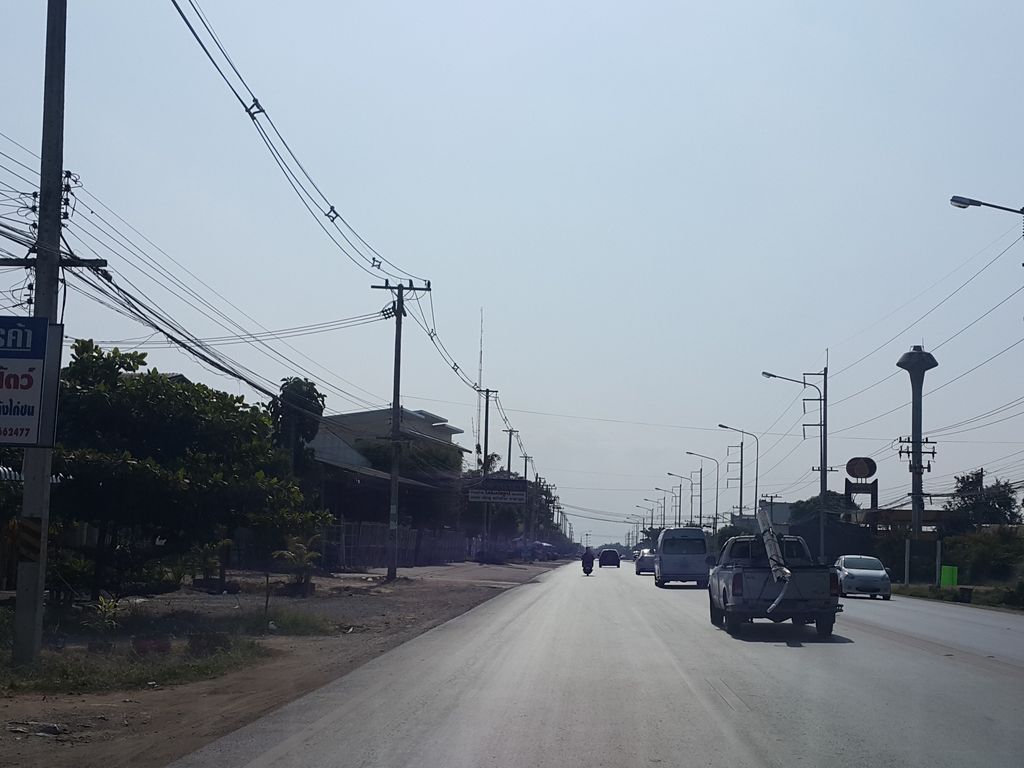ภาพถนนตรงที่ พลบริการ ตั้งอยู่ ถ่ายโดย jrcarlsen พ.ศ. 2558 (2015) · A street-level view of where พลบริการ · Phlabrikan stands, by jrcarlsen in 2558 (2015)