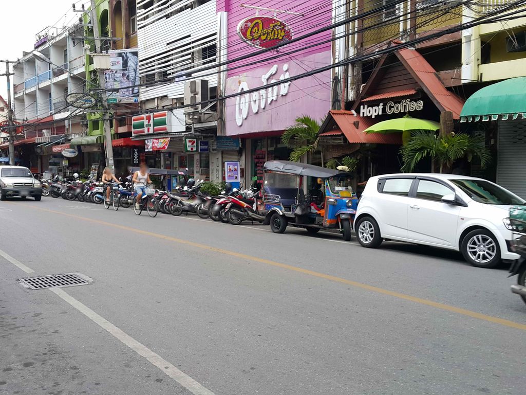 ภาพถนนตรงที่ LeLa Villa Chiangmai ตั้งอยู่ ถ่ายโดย jrcarlsen พ.ศ. 2558 (2015) · A street-level view of where LeLa Villa Chiangmai stands, by jrcarlsen in 2558 (2015)