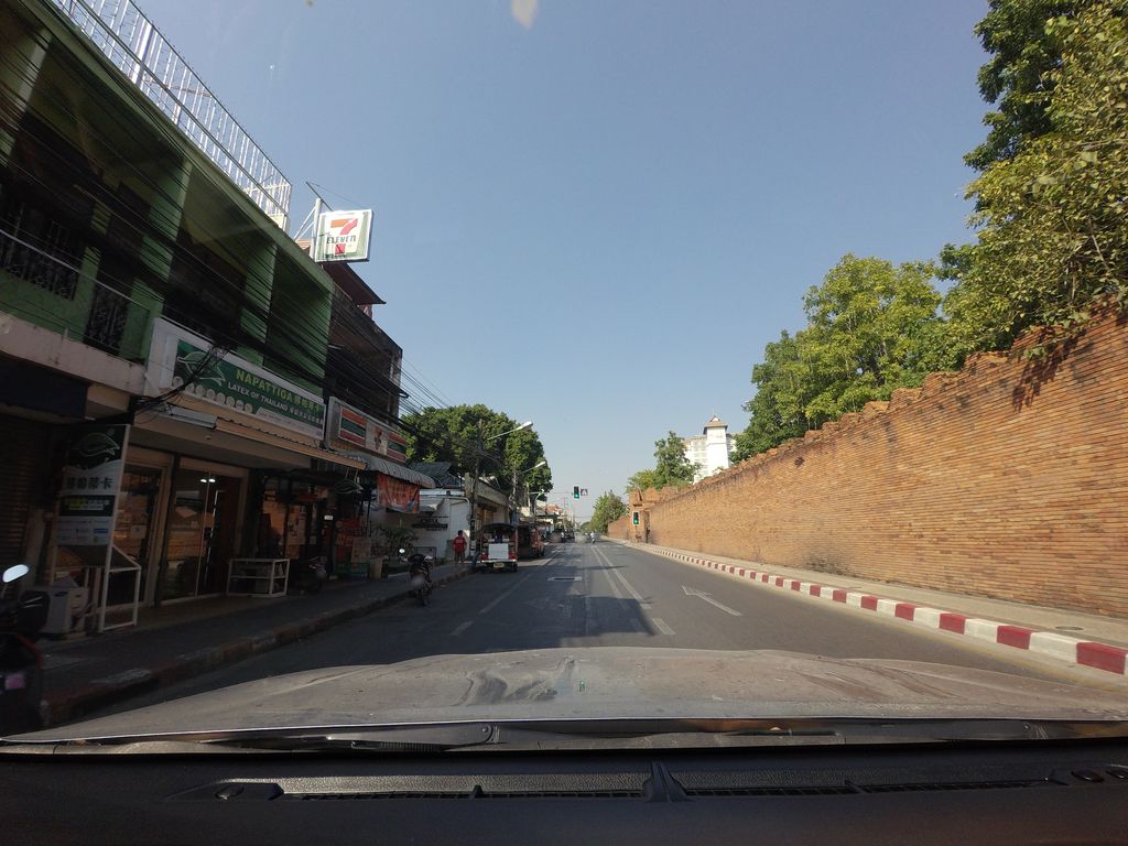 ภาพถนนตรงที่ ChiangMai & ChiangRai ตั้งอยู่ ถ่ายโดย mishari พ.ศ. 2564 (2021) · A street-level view of where ChiangMai & ChiangRai stands, by mishari in 2564 (2021)