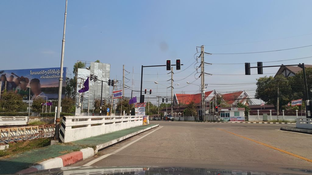 ภาพถนนตรงที่ Waikiki Summer Grill ตั้งอยู่ ถ่ายโดย jrcarlsen พ.ศ. 2565 (2022) · A street-level view of where Waikiki Summer Grill stands, by jrcarlsen in 2565 (2022)