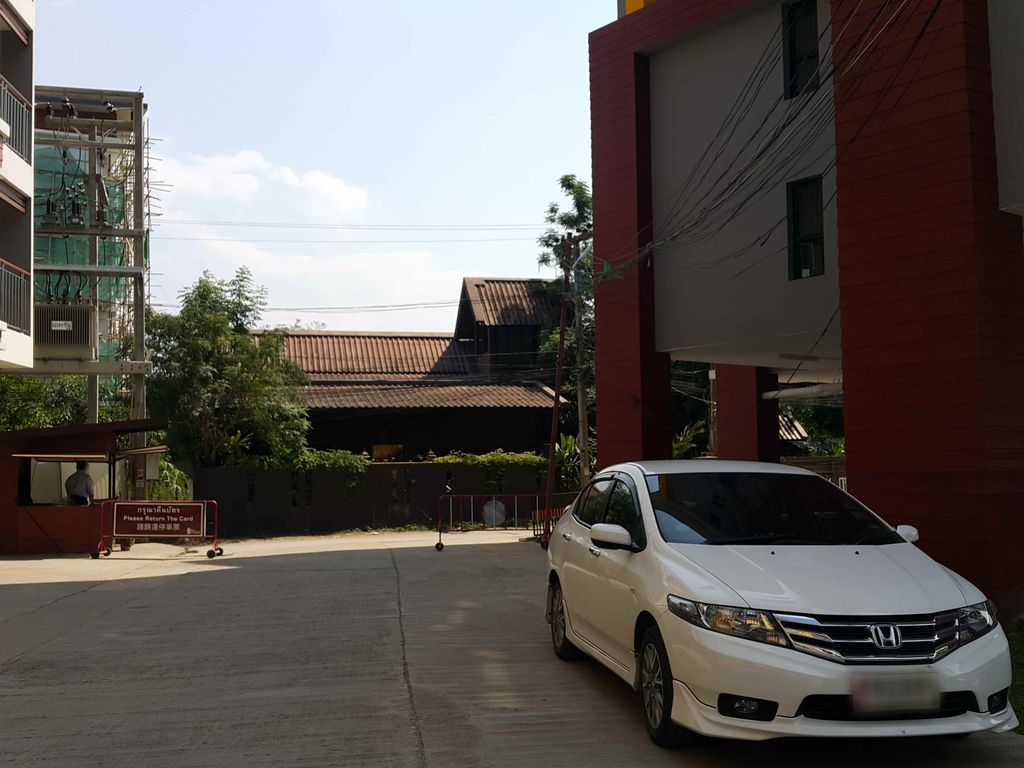ภาพถนนตรงที่ De Richy Chiang Mai ตั้งอยู่ ถ่ายโดย jrcarlsen พ.ศ. 2558 (2015) · A street-level view of where De Richy Chiang Mai stands, by jrcarlsen in 2558 (2015)