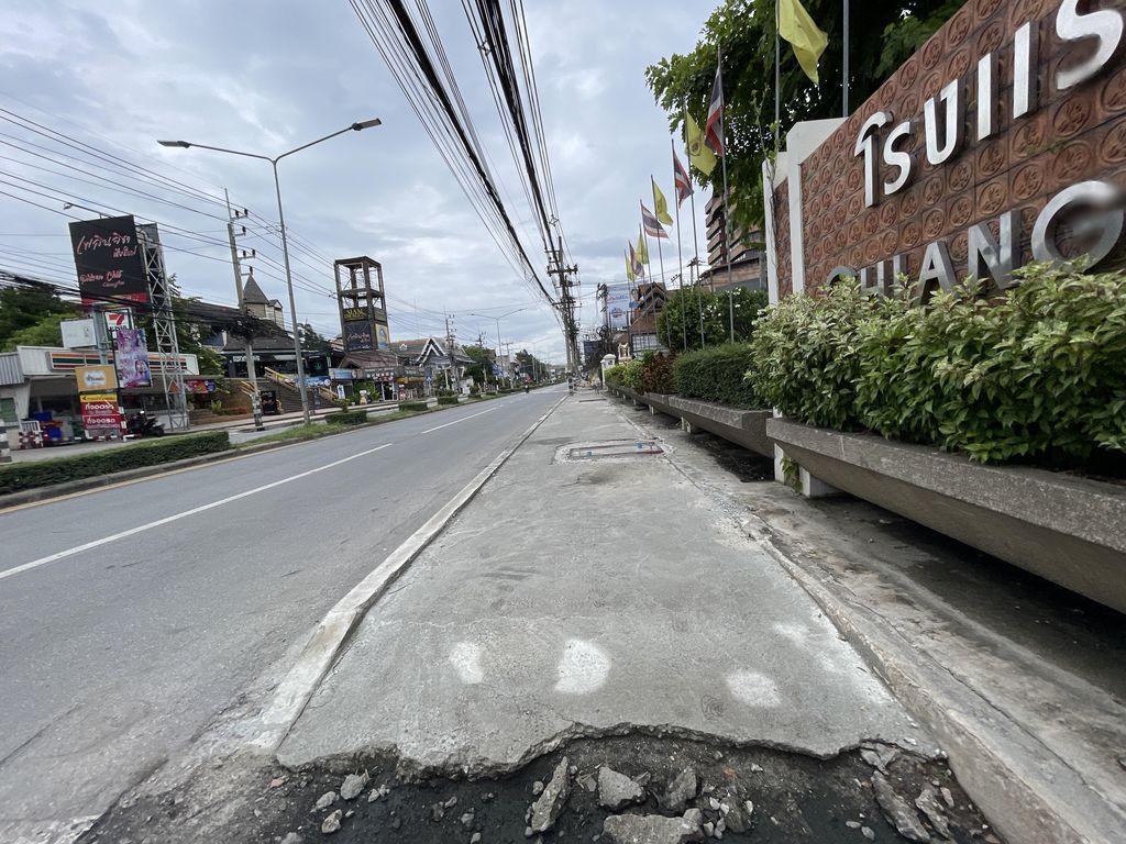 ภาพถนนตรงที่ Phuping Restaurant ตั้งอยู่ ถ่ายโดย filipb พ.ศ. 2566 (2023) · A street-level view of where Phuping Restaurant stands, by filipb in 2566 (2023)
