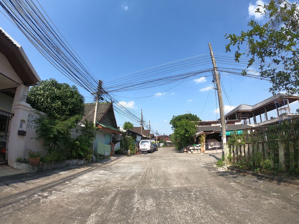 ภาพถนนตรงที่ ร้านลาบปลาเพี้ย ตั้งอยู่ ถ่ายโดย chanuwath_grab พ.ศ. 2562 (2019) · A street-level view of where ร้านลาบปลาเพี้ย · Ran Lappla Phia stands, by chanuwath_grab in 2562 (2019)