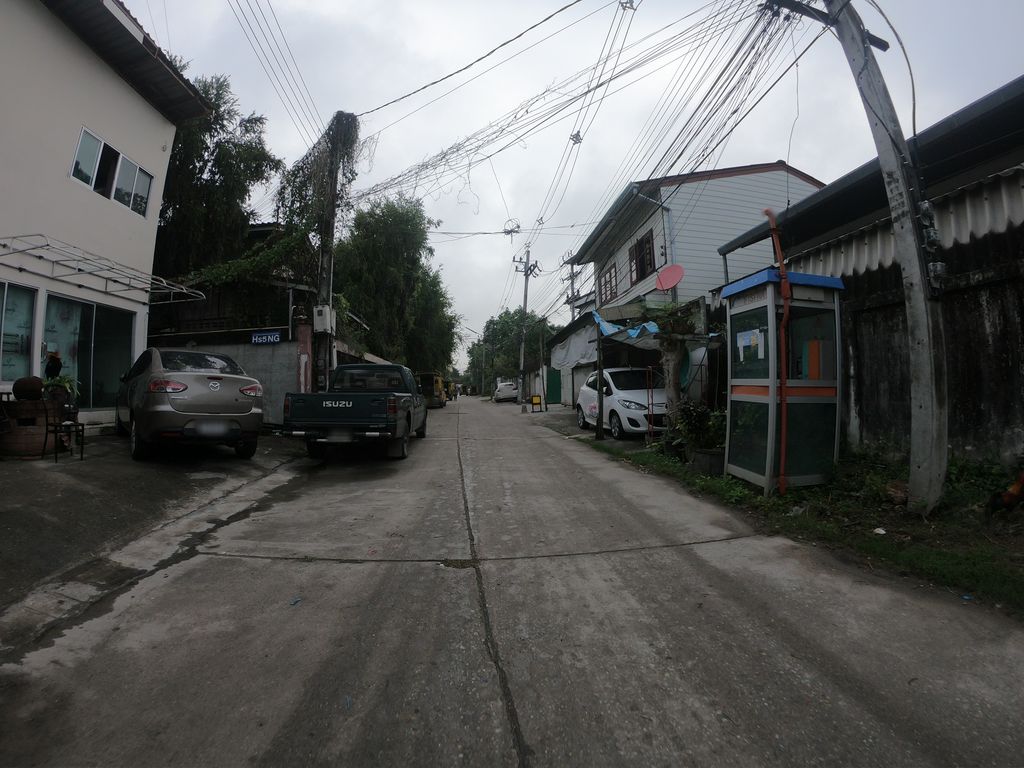 ภาพถนนตรงที่ Antique Chiangmai ตั้งอยู่ ถ่ายโดย chanuwath_grab พ.ศ. 2562 (2019) · A street-level view of where Antique Chiangmai stands, by chanuwath_grab in 2562 (2019)