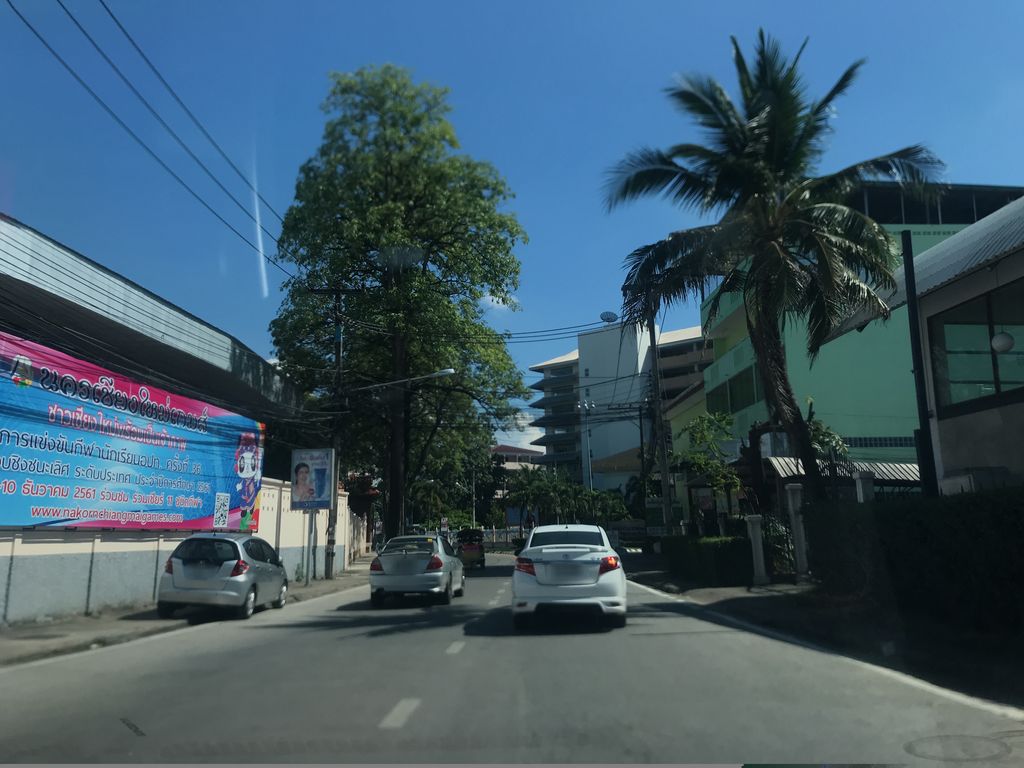 ภาพถนนตรงที่ Kame Chiang Mai ตั้งอยู่ ถ่ายโดย prasert พ.ศ. 2561 (2018) · A street-level view of where Kame Chiang Mai stands, by prasert in 2561 (2018)