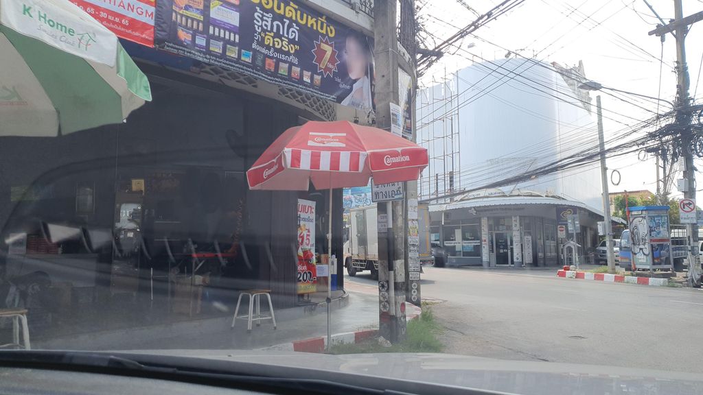 ภาพถนนตรงที่ บ้านขนมคุณเป้า ตั้งอยู่ ถ่ายโดย jrcarlsen พ.ศ. 2565 (2022) · A street-level view of where บ้านขนมคุณเป้า · Ban Khanom Khun Pao stands, by jrcarlsen in 2565 (2022)