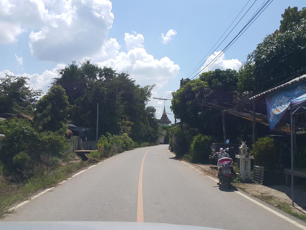 ภาพถนนตรงที่ กล้วยฉาบออแกนิค ตั้งอยู่ ถ่ายโดย jrcarlsen พ.ศ. 2558 (2015) · A street-level view of where กล้วยฉาบออแกนิค · Kluaichap Okaenik stands, by jrcarlsen in 2558 (2015)