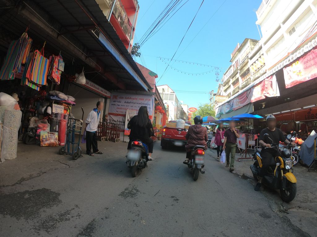 ภาพถนนตรงที่ ร้านเอื้องฟ้า AF Shop ตั้งอยู่ ถ่ายโดย chanuwath_grab พ.ศ. 2562 (2019) · A street-level view of where ร้านเอื้องฟ้า AF Shop stands, by chanuwath_grab in 2562 (2019)
