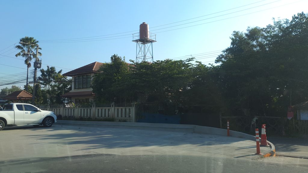 ภาพถนนตรงที่ 9REPS GYM ตั้งอยู่ ถ่ายโดย jrcarlsen พ.ศ. 2562 (2019) · A street-level view of where 9REPS GYM stands, by jrcarlsen in 2562 (2019)