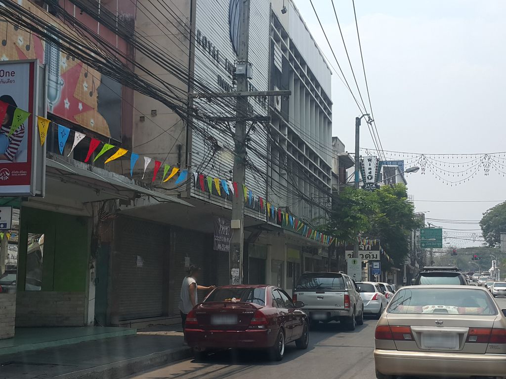 ภาพถนนตรงที่ เทพนครเชียงใหม่ ตั้งอยู่ ถ่ายโดย jrcarlsen พ.ศ. 2559 (2016) · A street-level view of where เทพนครเชียงใหม่ · Thep Nakhon Chiang Mai stands, by jrcarlsen in 2559 (2016)