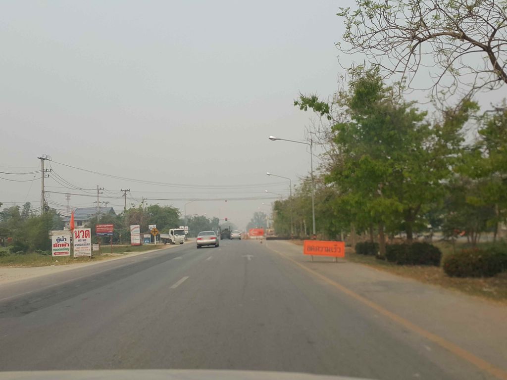 ภาพถนนตรงที่ เชฟศักดิ์ ใบกล้วย ตั้งอยู่ ถ่ายโดย jrcarlsen พ.ศ. 2558 (2015) · A street-level view of where เชฟศักดิ์ ใบกล้วย · Chepsak Baikluai stands, by jrcarlsen in 2558 (2015)