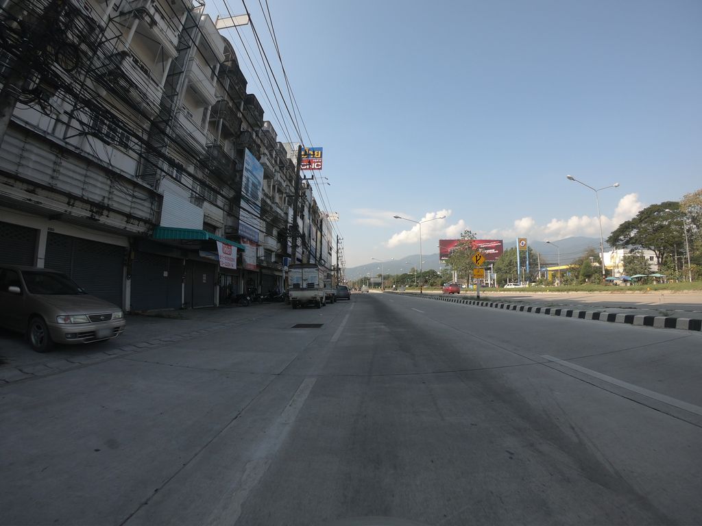 ภาพถนนตรงที่ เจียงลูกชิ้นปลา ตั้งอยู่ ถ่ายโดย chanuwath_grab พ.ศ. 2562 (2019) · A street-level view of where เจียงลูกชิ้นปลา · Chiang Lukchinpla stands, by chanuwath_grab in 2562 (2019)