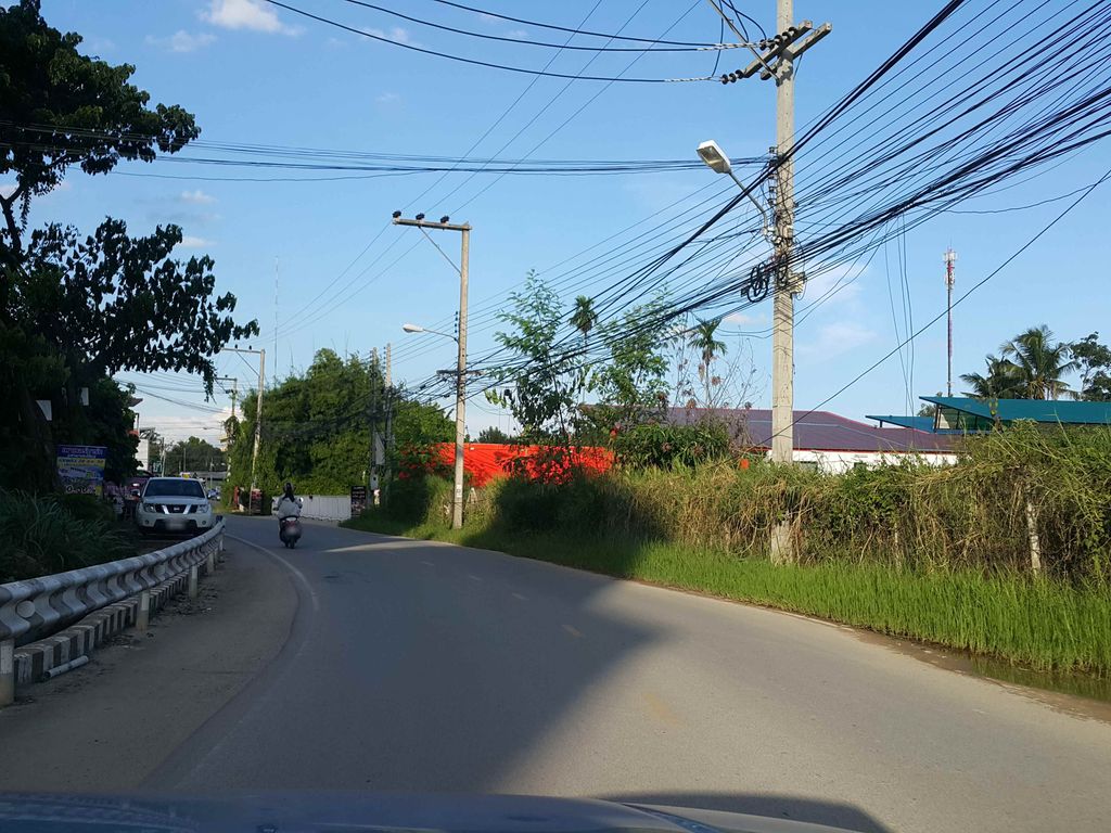 ภาพถนนตรงที่ บ้านอรุโณภาส ตั้งอยู่ ถ่ายโดย jrcarlsen พ.ศ. 2558 (2015) · A street-level view of where บ้านอรุโณภาส · Ban Aruno Phat stands, by jrcarlsen in 2558 (2015)