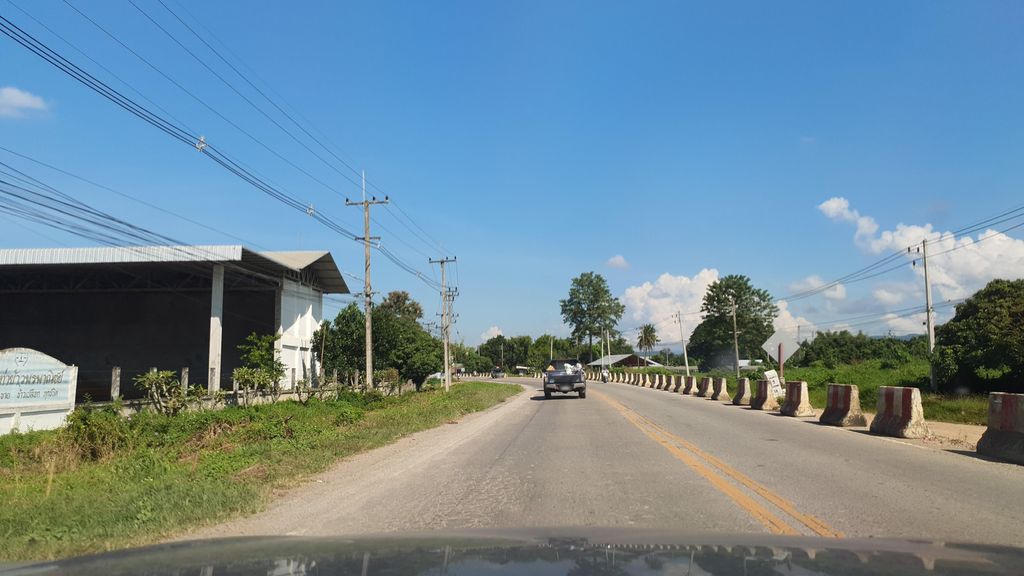 ภาพถนนตรงที่ ท่าข้าวพรพาณิชย์ แม่แฝก ตั้งอยู่ ถ่ายโดย jrcarlsen พ.ศ. 2564 (2021) · A street-level view of where ท่าข้าวพรพาณิชย์ แม่แฝก · Tha Khao Phon Phanit Mae Faek stands, by jrcarlsen in 2564 (2021)