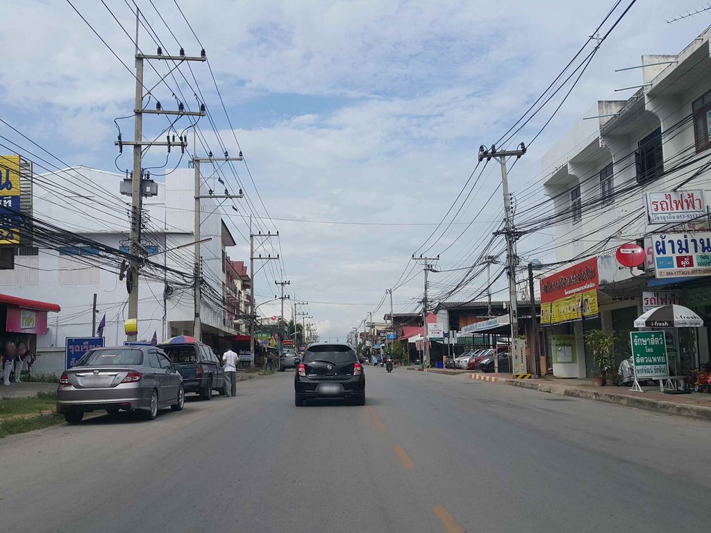 ภาพถนนตรงที่ ปะ-วอน คอฟฟี่ ตั้งอยู่ ถ่ายโดย jrcarlsen พ.ศ. 2558 (2015) · A street-level view of where ปะ-วอน คอฟฟี่ · Pa-won Coffee stands, by jrcarlsen in 2558 (2015)
