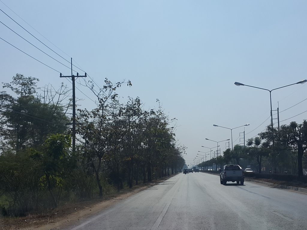 ภาพถนนตรงที่ MG Thailand ตั้งอยู่ ถ่ายโดย jrcarlsen พ.ศ. 2559 (2016) · A street-level view of where MG Thailand stands, by jrcarlsen in 2559 (2016)