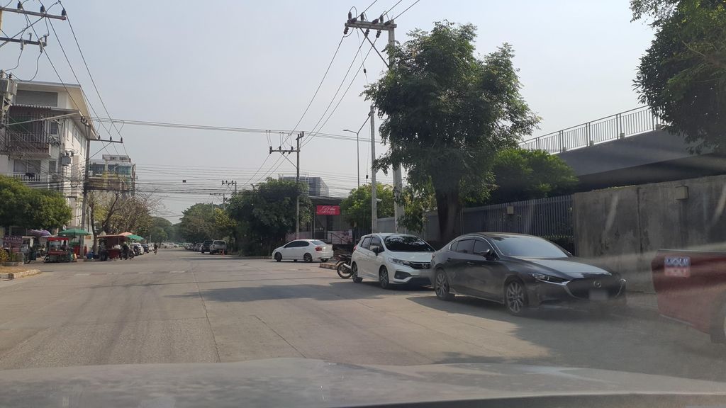 ภาพถนนตรงที่ Dr.Tan Clinic ด็อกเตอร์แทนคลินิกเวชกรรม ตั้งอยู่ ถ่ายโดย jrcarlsen พ.ศ. 2566 (2023) · A street-level view of where Dr.Tan Clinic ด็อกเตอร์แทนคลินิกเวชกรรม stands, by jrcarlsen in 2566 (2023)