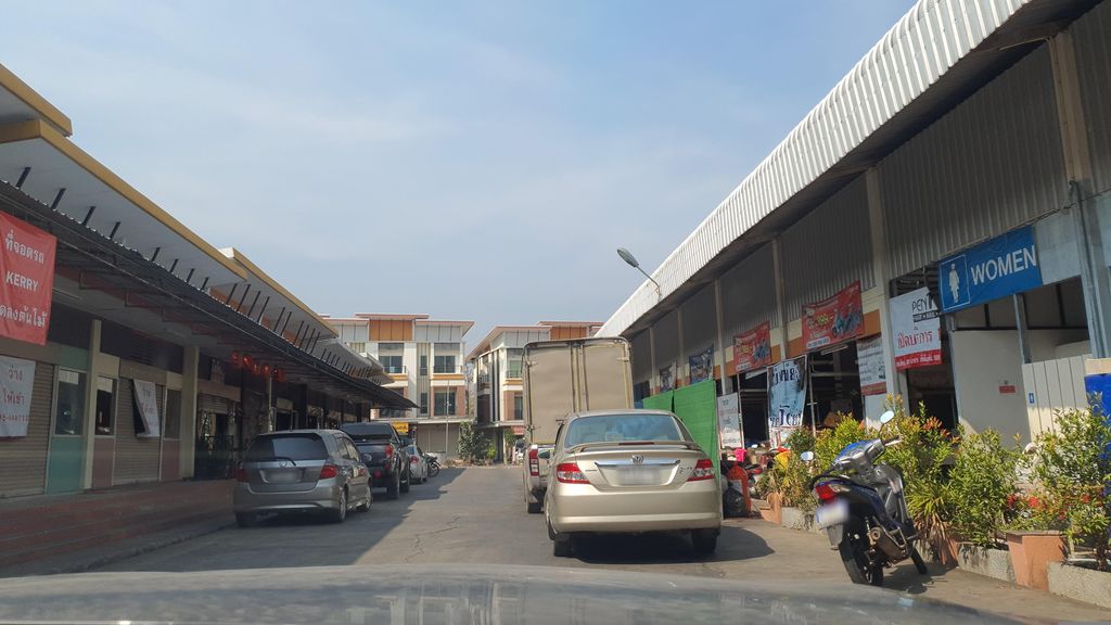 ภาพถนนตรงที่ Penneung Carrental CNX. รถเช่าเชียงใหม่ ตั้งอยู่ ถ่ายโดย jrcarlsen พ.ศ. 2566 (2023) · A street-level view of where Penneung Carrental CNX. รถเช่าเชียงใหม่ stands, by jrcarlsen in 2566 (2023)