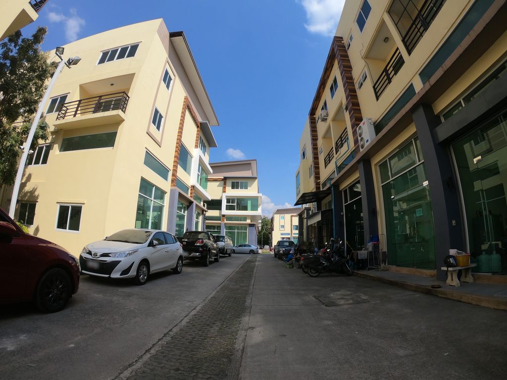 ภาพถนนตรงที่ สอนพิเศษเชียงใหม่ ตั้งอยู่ ถ่ายโดย chanuwath_grab พ.ศ. 2562 (2019) · A street-level view of where สอนพิเศษเชียงใหม่ · Sonphiset Chiang Mai stands, by chanuwath_grab in 2562 (2019)