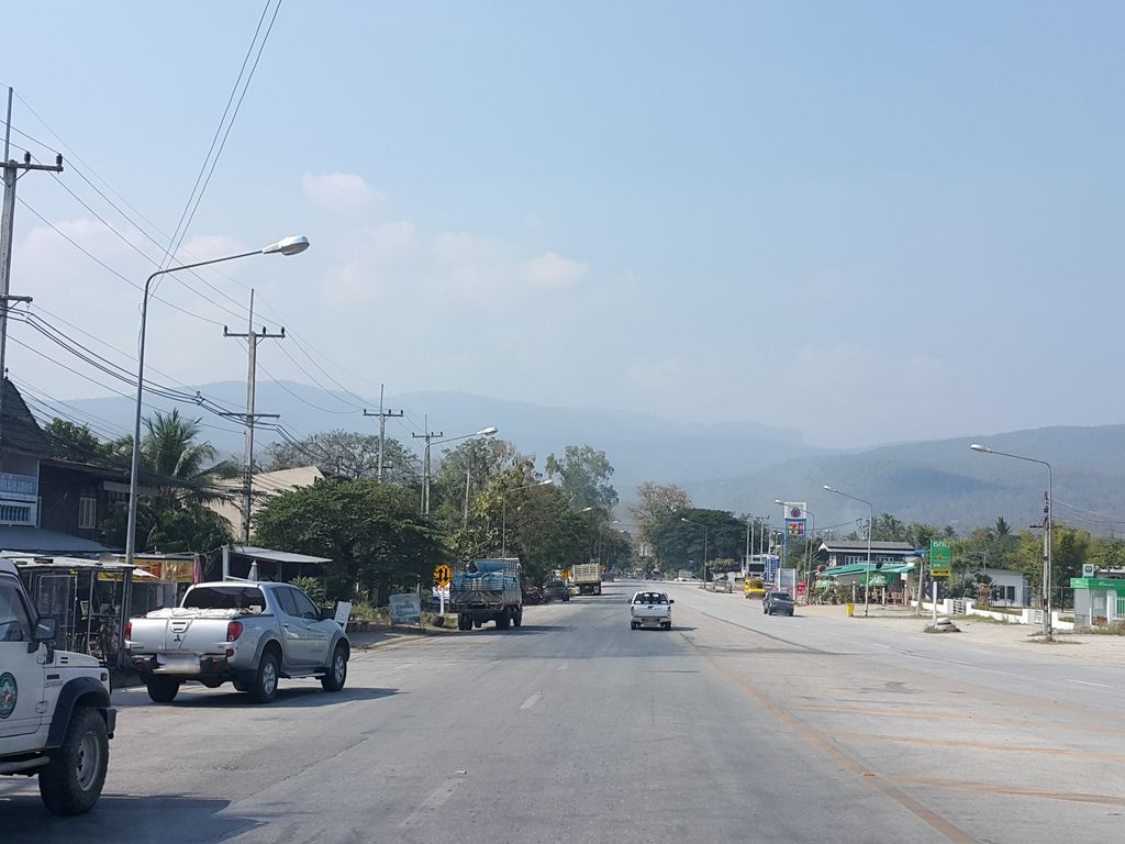 ภาพถนนตรงที่ ฮอดคอสเมติก ตั้งอยู่ ถ่ายโดย jrcarlsen พ.ศ. 2558 (2015) · A street-level view of where ฮอดคอสเมติก · Hot Cosmetic stands, by jrcarlsen in 2558 (2015)
