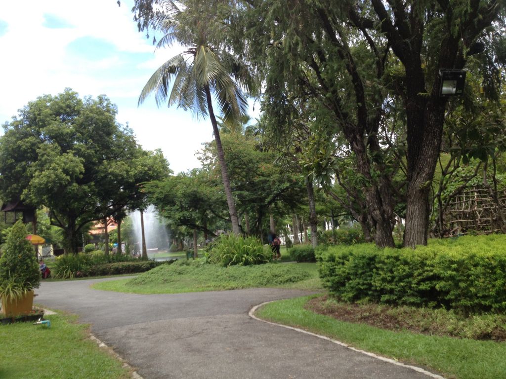 ภาพถนนตรงที่ คำมี มาซซาจ ตั้งอยู่ ถ่ายโดย jimwatana พ.ศ. 2558 (2015) · A street-level view of where คำมี มาซซาจ · Khammi Matsat stands, by jimwatana in 2558 (2015)