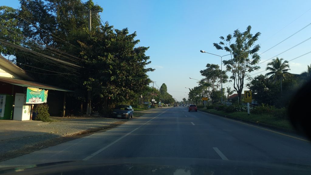 ภาพถนนตรงที่ หน่อยดอกไม้ ตั้งอยู่ ถ่ายโดย jrcarlsen พ.ศ. 2562 (2019) · A street-level view of where หน่อยดอกไม้ · Noidokmai stands, by jrcarlsen in 2562 (2019)