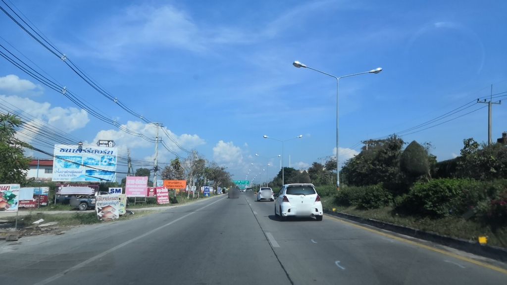 ภาพถนนตรงที่ กาแฟโค้งรีเทิร์น ตั้งอยู่ ถ่ายโดย charlesano พ.ศ. 2561 (2018) · A street-level view of where กาแฟโค้งรีเทิร์น · Kafae Khong Rithoen stands, by charlesano in 2561 (2018)