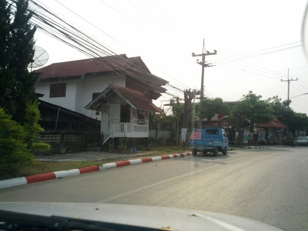 ภาพถนนตรงที่ ช่อแลพระงาม ตั้งอยู่ ถ่ายโดย jrcarlsen พ.ศ. 2558 (2015) · A street-level view of where ช่อแลพระงาม · Cholaephrangam stands, by jrcarlsen in 2558 (2015)