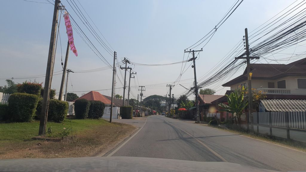 ภาพถนนตรงที่ ร้านพระพร ตั้งอยู่ ถ่ายโดย jrcarlsen พ.ศ. 2566 (2023) · A street-level view of where ร้านพระพร · Ran Phra Phon stands, by jrcarlsen in 2566 (2023)