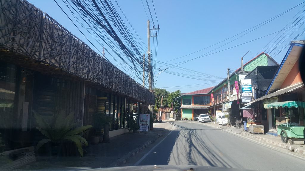ภาพถนนตรงที่ ดารุณีส้มตำ ตั้งอยู่ ถ่ายโดย jrcarlsen พ.ศ. 2562 (2019) · A street-level view of where ดารุณีส้มตำ · Darunitmatam stands, by jrcarlsen in 2562 (2019)