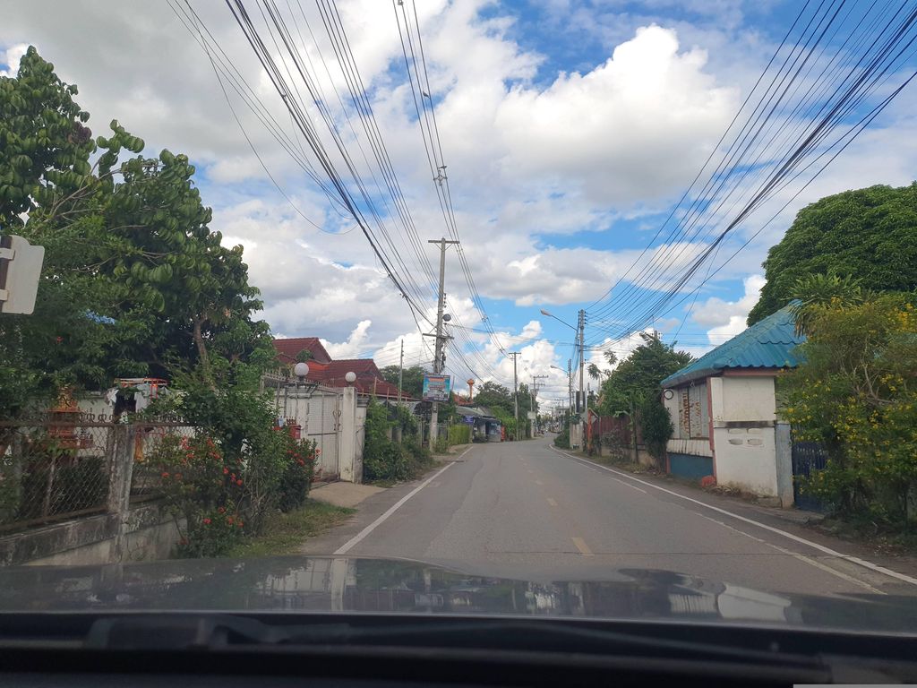 ภาพถนนตรงที่ พุงกาง ข้าวไข่เจียวบุฟเฟต์ ตั้งอยู่ ถ่ายโดย jrcarlsen พ.ศ. 2566 (2023) · A street-level view of where พุงกาง ข้าวไข่เจียวบุฟเฟต์ · Phungkang Khaokhaichiao Buffet stands, by jrcarlsen in 2566 (2023)