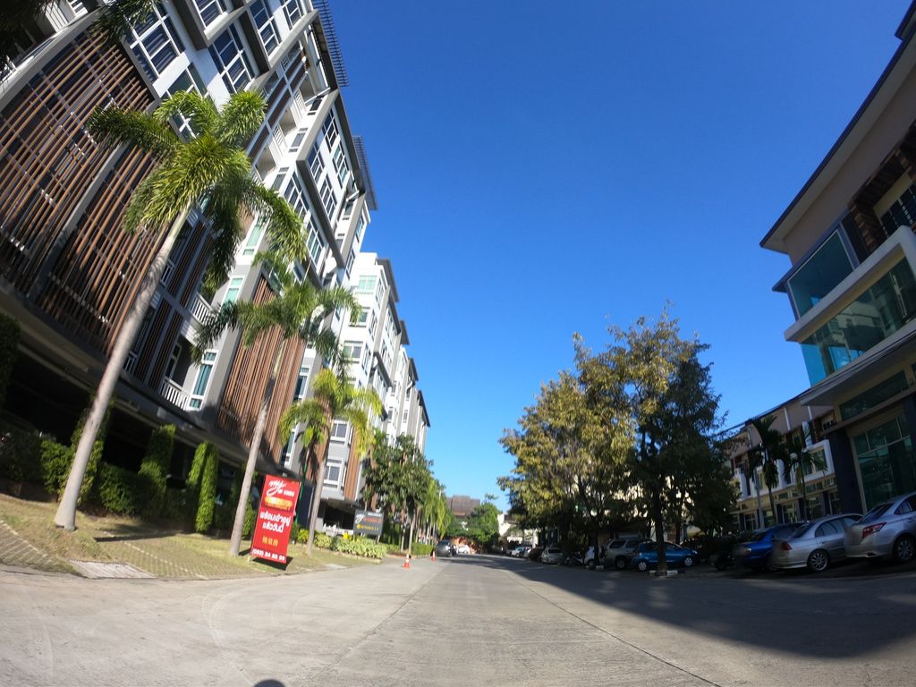 ภาพถนนตรงที่ DCH Dr.CHEN Clinic ศัลยกรรมความงาม ดูแลผิวพรรณและปรับรูปหน้า สาขาเชียงใหม่ ตั้งอยู่ ถ่ายโดย chanuwath_grab พ.ศ. 2562 (2019) · A street-level view of where DCH Dr.CHEN Clinic ศัลยกรรมความงาม ดูแลผิวพรรณและปรับรูปหน้า สาขาเชียงใหม่ stands, by chanuwath_grab in 2562 (2019)