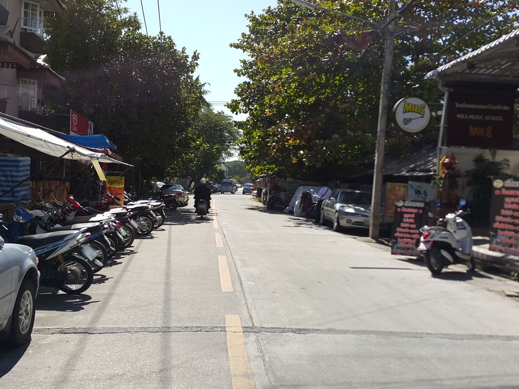 ภาพถนนตรงที่ K-House CM ตั้งอยู่ ถ่ายโดย jrcarlsen พ.ศ. 2558 (2015) · A street-level view of where K-House CM stands, by jrcarlsen in 2558 (2015)